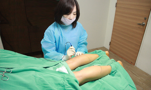 米蘭時尚診所楊均涵醫師利用神經探測器找到支配小腿腓腸肌的神經